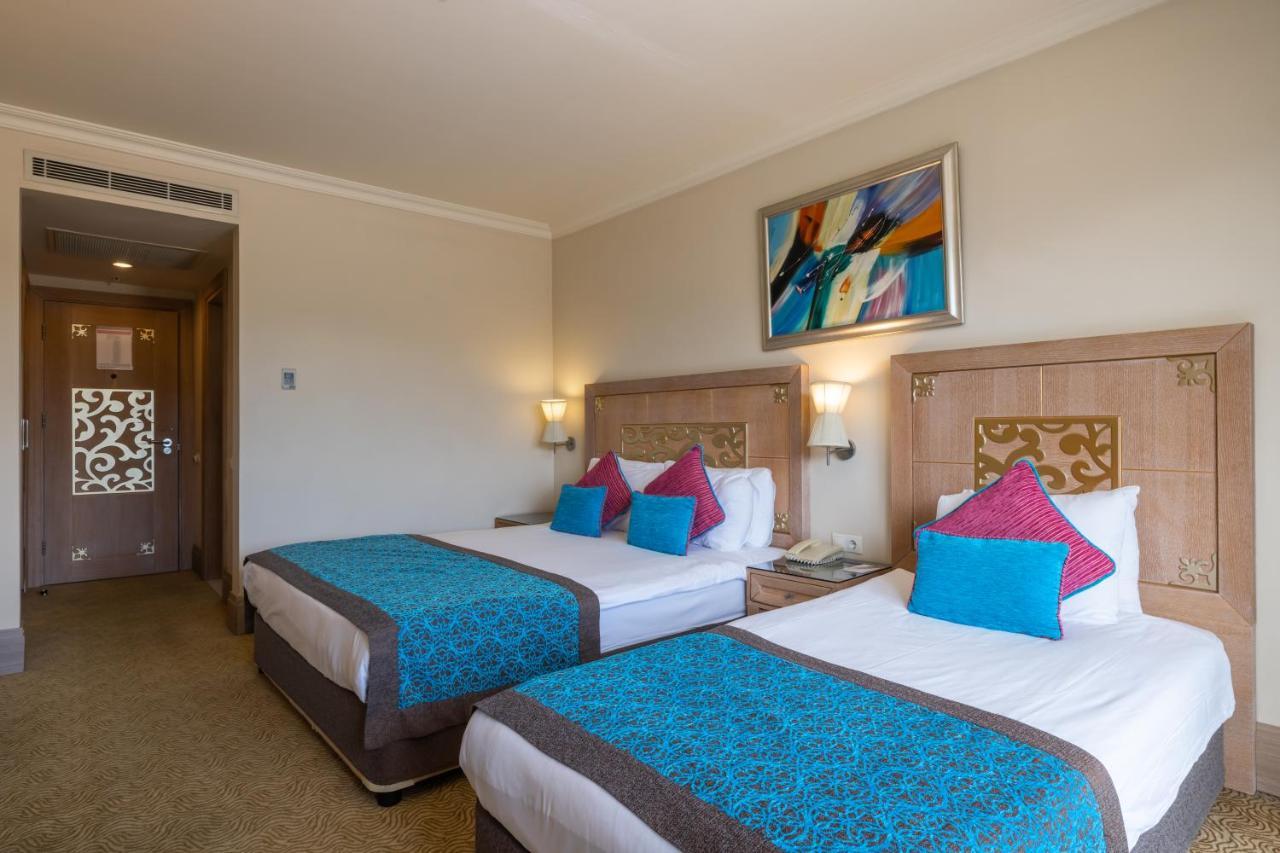 Quarto Standard com Cama de Casal ou 2 de Solteiro e Vista Lateral do Mar
